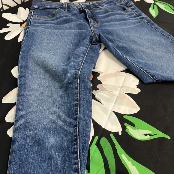 AEO Hi-Rise Jegging Crop Super Stretch Distressed Design Denim Jeans, Size 4 - Picture 9 of 16